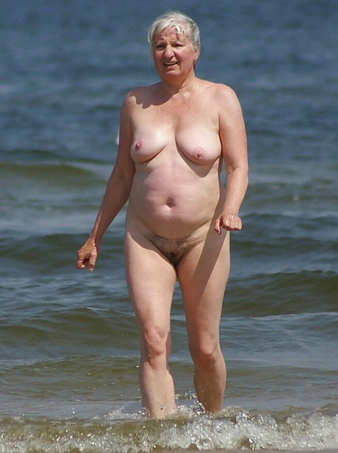 бабушка голая на пляже фото фото 88